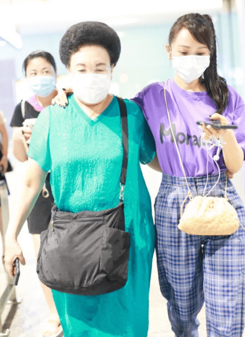 方面|伊能静穿一身紫色服装亮相，牵着婆婆的手出行，感情也太好了