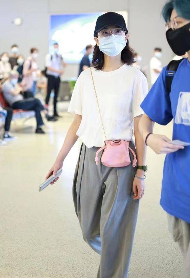 色彩|万茜解锁简约风新时尚，T恤+西服裤利落又大气，凉鞋成最大亮点