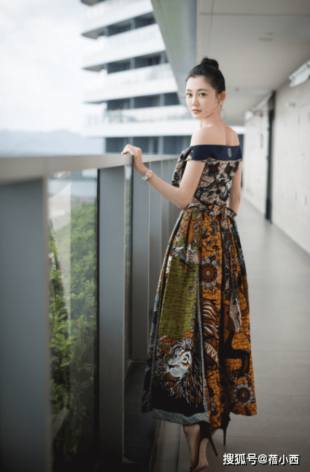 赫本|郑恺真是娶了个“美娇妻”，苗苗穿白色现“赫本式优雅”，太漂亮