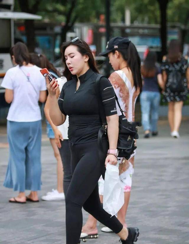 黑色|黑色高领短袖上衣搭配黑色打底裤，街头穿搭，个性更显女人味