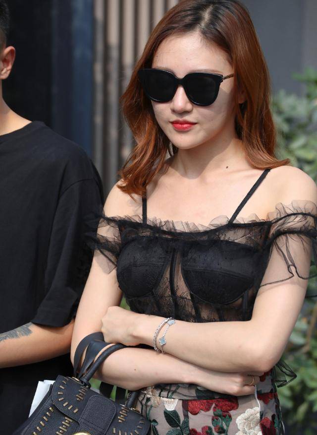 高跟鞋|美女脚上一双尖头的高跟鞋，让她走出自信，更是增添她无限的魅力