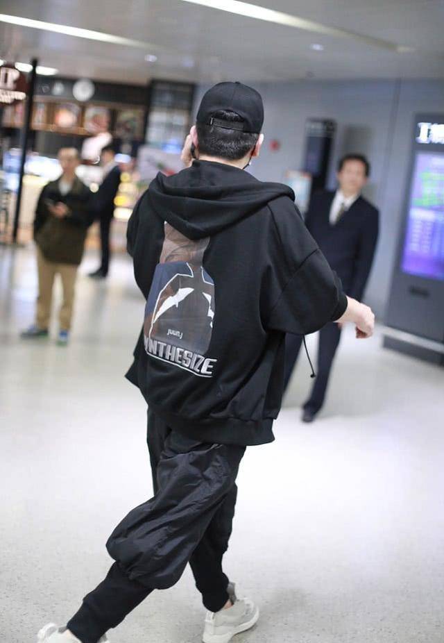 黑色|钱枫穿运动外套搭束腿裤，帅气穿搭不像中年人