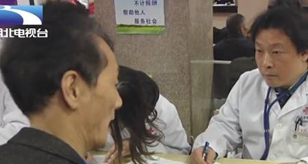 肾脏|尿液泡泡增多不在意，小伙子拖成尿毒症