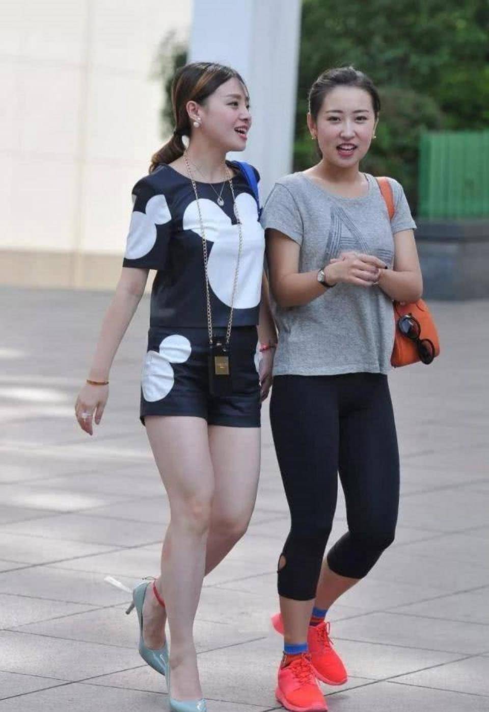 腰肢|街拍，美女穿一字肩连衣裙，凸显出腰肢的纤细动人