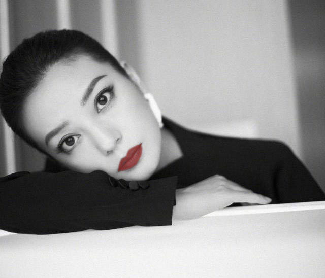 披肩|赵薇身穿黑色西服套装，围巾披肩搭配恨天高，完美彰显霸道女总裁