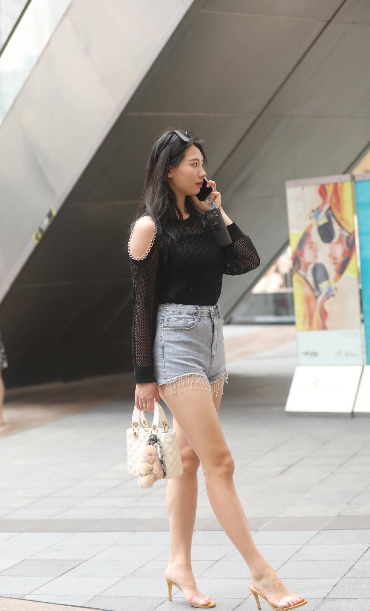 设计|黑色镂空上衣加流苏短裤,搭配黄色细跟凉鞋,时髦洋气还显腿长