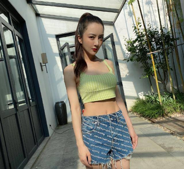 吊带|李依晓也放开了，穿吊带背心秀身材，活力满满好青夏