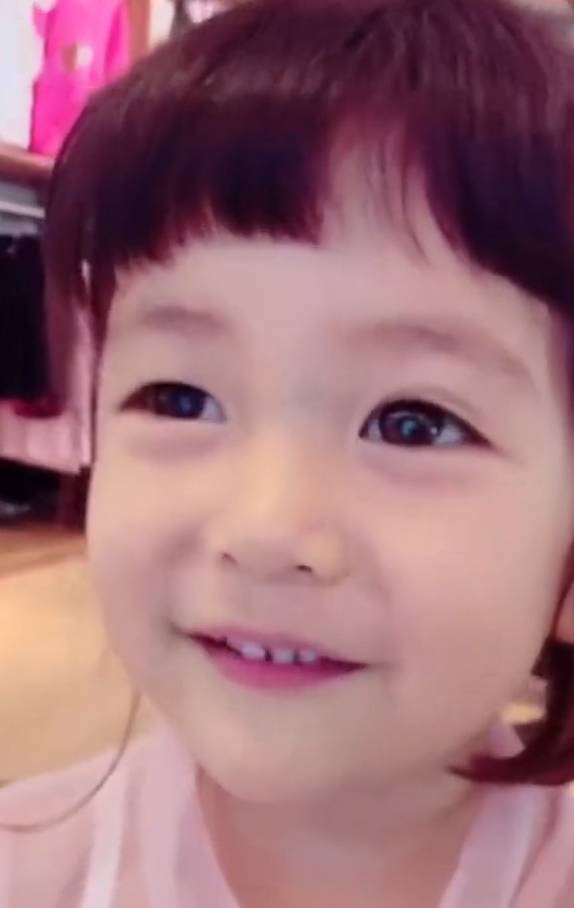 田小姐|3岁女童对大海喊出心声，结果妈妈一句话让她改口！把网友笑翻了