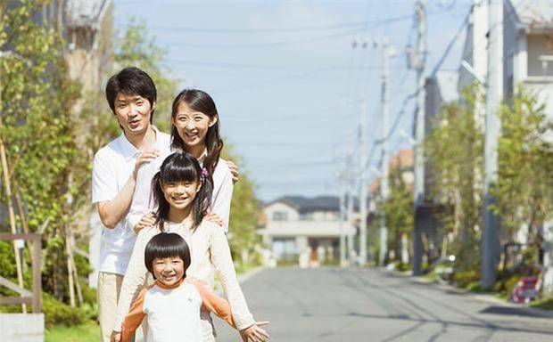 房门口|弟弟午睡醒来后，坐在姐姐房间门口等姐姐睡醒，画面太有爱了