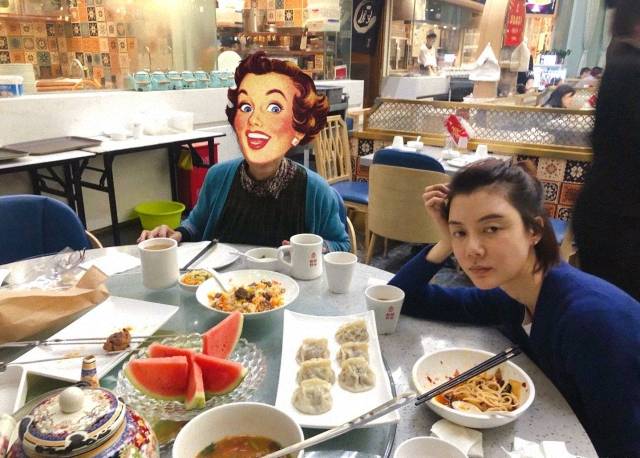 王丽云|车晓母女同框现身，吃饭一人一主食显寒酸，母女俩瞪眼表情太相似