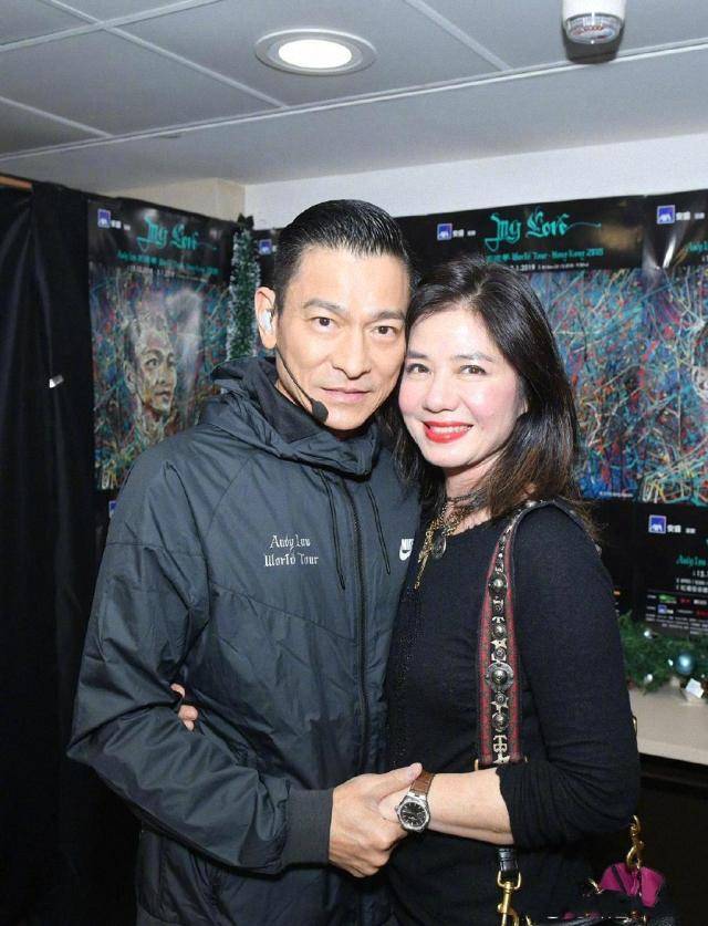 黑色|钟楚红60岁还是那么美，吊带上衣配时尚披风好优雅，美到骨子里