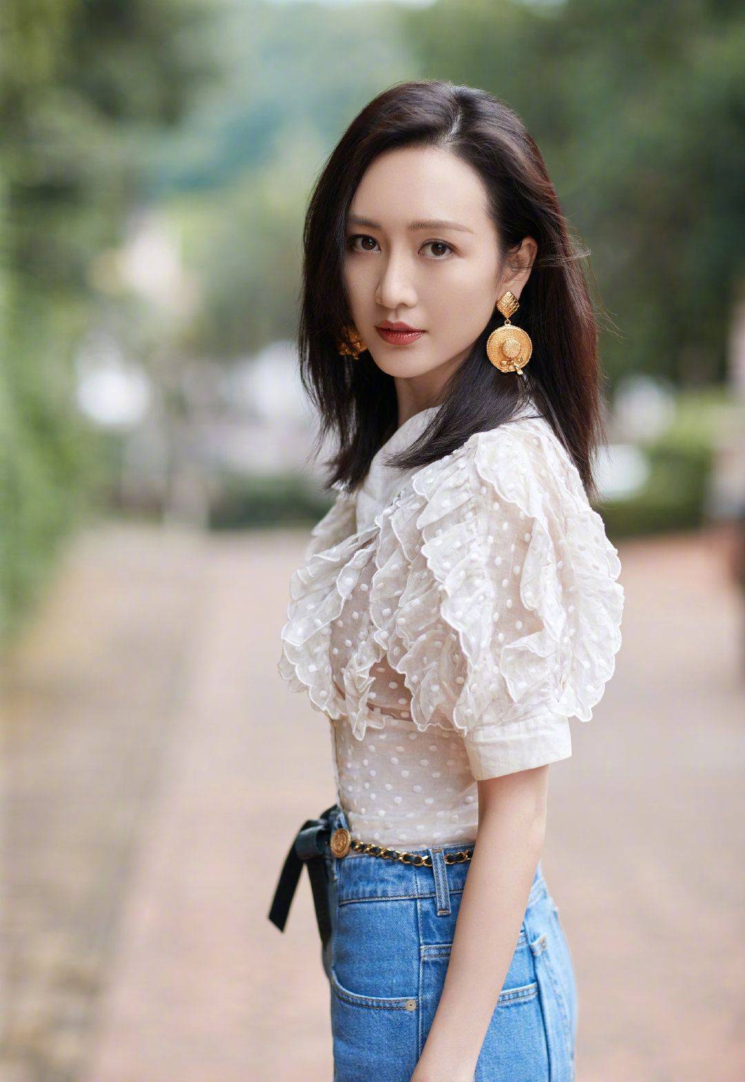 身材|王鸥最新私服穿搭曝光，薄纱款泡泡袖上衣搭配牛仔裤，真是太酷了
