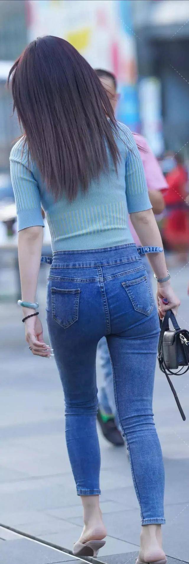 个性|逛街的打底裤美女，日常着装的风格显得个性又有型，走在街头