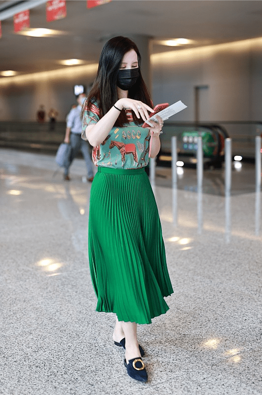 黑色|张萌真有老板娘气质,即使穿得简单都挡不住贵气感,一身绿太时髦