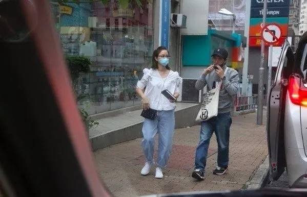 黑色|关咏荷太给张家辉长脸，一袭绿色珠宝裙展现窈窕身姿，太美了