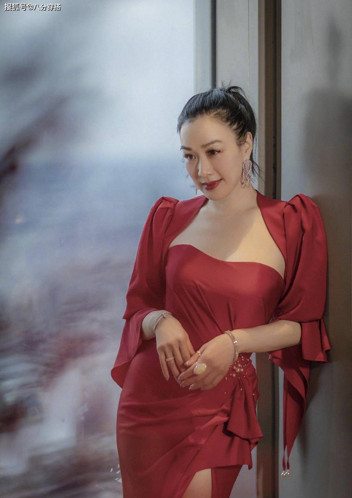 鱼尾|钟丽缇真是微胖界yyds，穿鹅黄色一字肩鱼尾裙华丽时髦，曲线丰盈