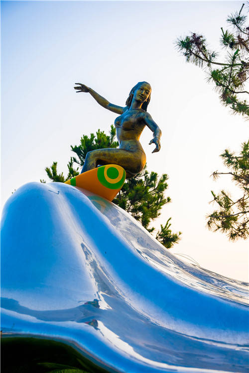 艺术雕塑“扮靓”青岛金沙滩啤酒城