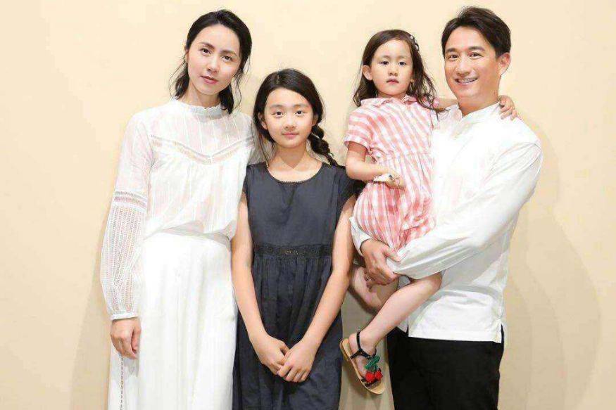 黑色|黄磊孙莉夫妻携女儿现身，13岁多多穿黑T恤满头金发，太闪亮抢镜