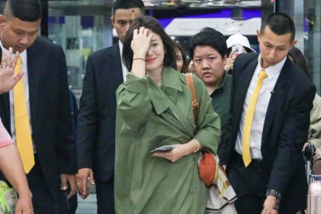 显得|宋慧乔单身后更美了，穿军绿色风衣配金丝眼镜，温柔又妩媚