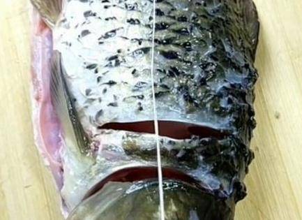 给鲫鱼剔刺很简单,教你简便方法,5分钟就搞定,吃的时候更放心_鱼刺