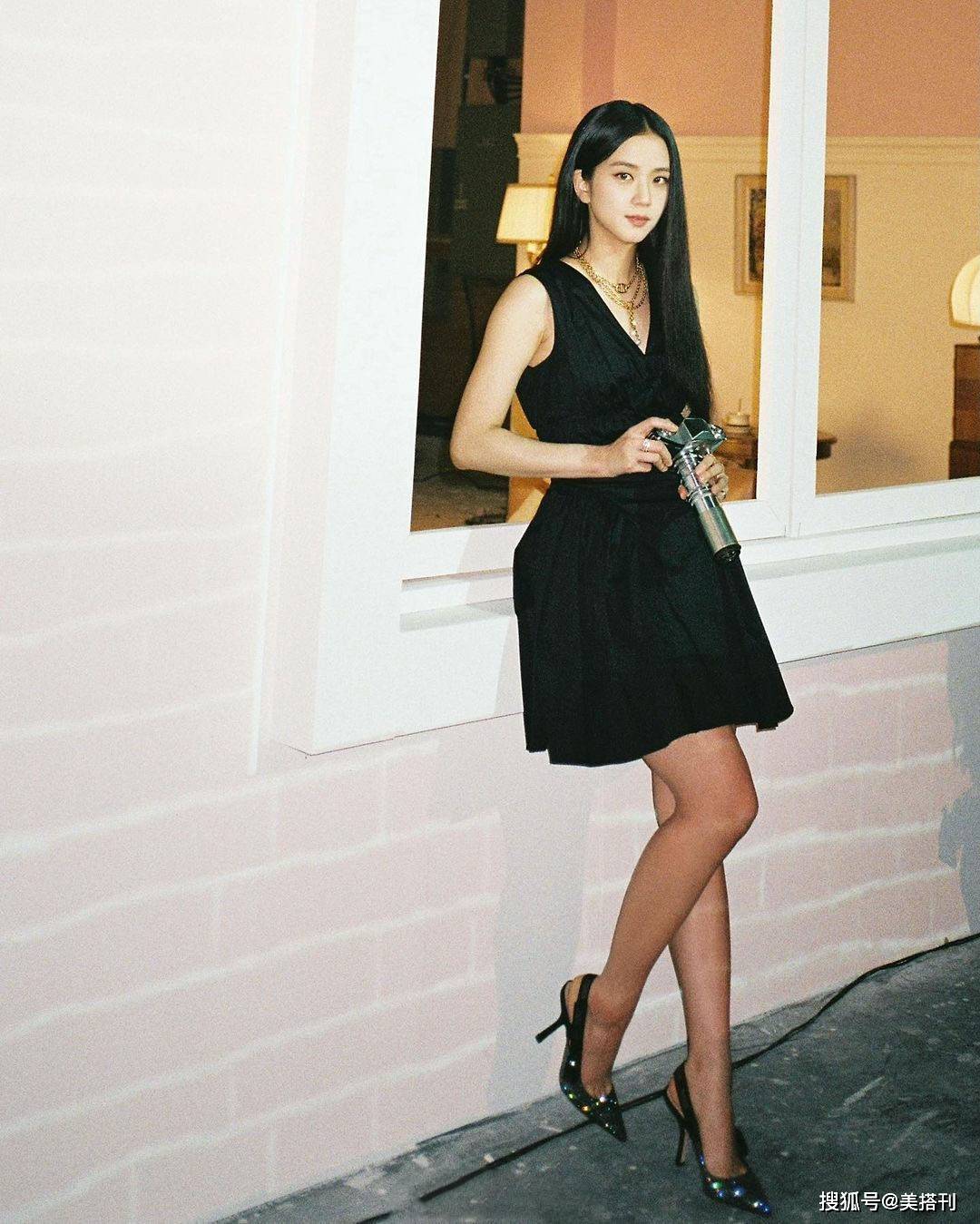 jisoo|jisoo金智秀ins晒照，穿小黑裙有种电影氛围感，网友：挺像张娜拉