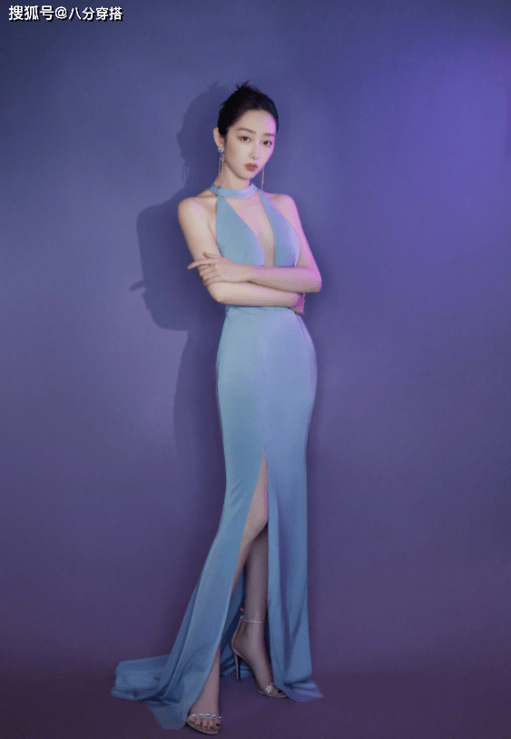 中空|蒋梦婕又秀“牛奶肌”,穿雾霾蓝开叉裙妩媚动人,美得让人心动
