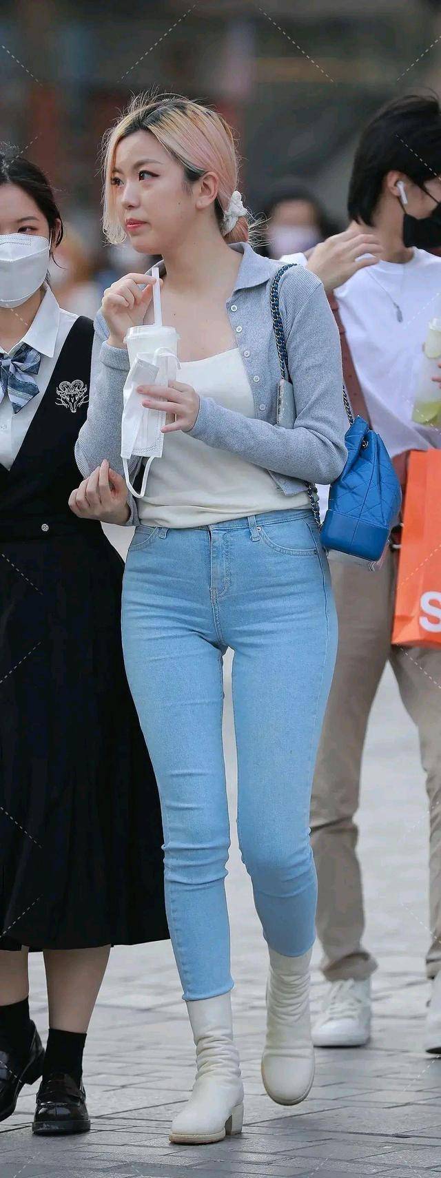 个性|逛街的打底裤美女，日常着装的风格显得个性又有型，走在街头