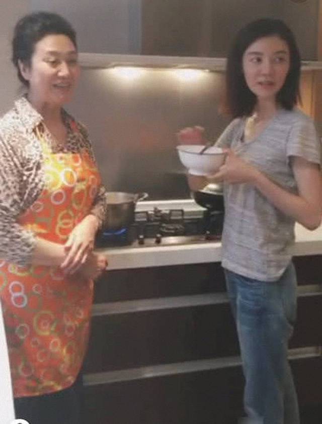 王丽云|车晓母女同框现身，吃饭一人一主食显寒酸，母女俩瞪眼表情太相似
