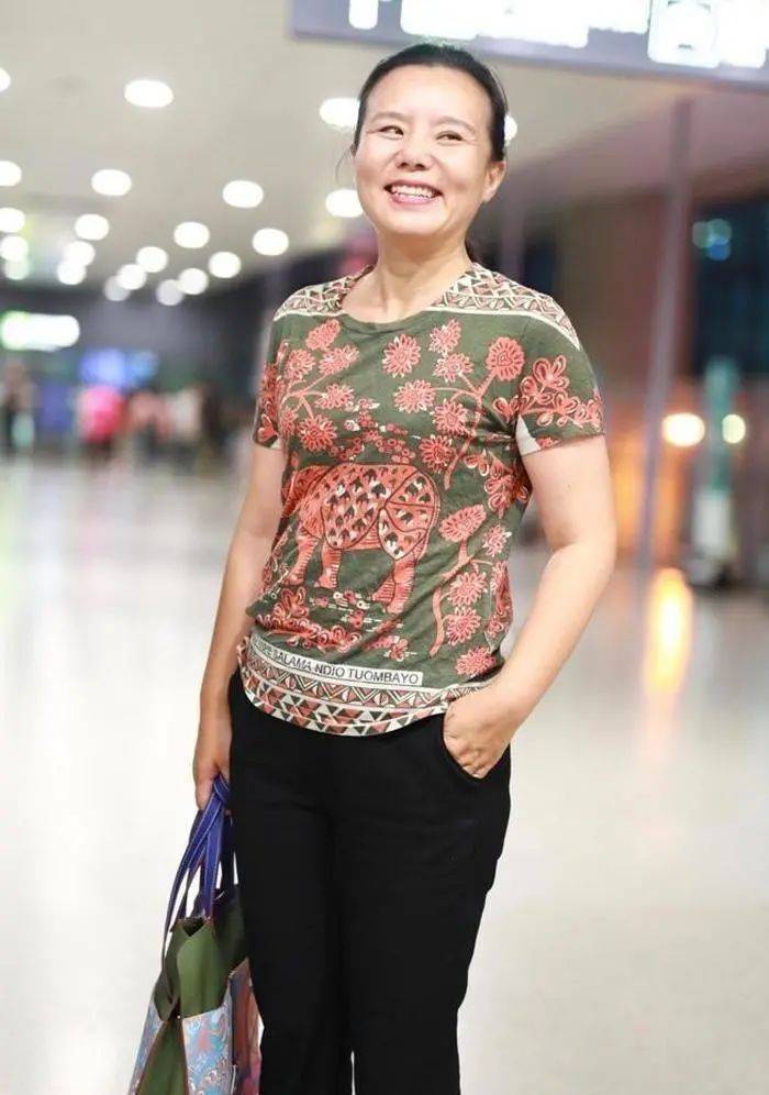 龚琳娜素颜出镜大方露皱纹,民族风造型提升内在韵味对于一些比较喜欢