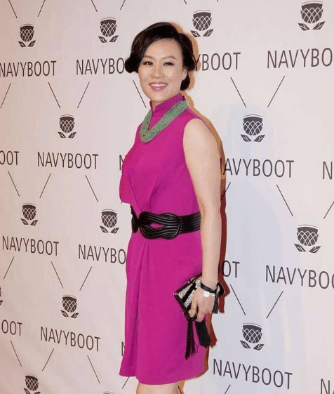 整体|55岁邬君梅状态真好，一袭玫紫色连衣裙，显白又显贵妇气质