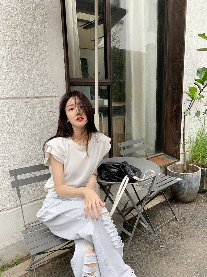 女生|溜肩女生的穿搭小技巧，这三款上衣能够解决日常烦恼