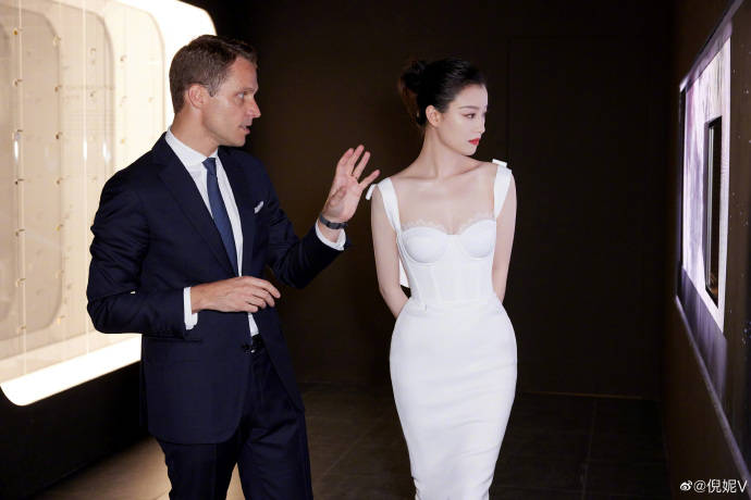 张艺谋|倪妮白色修身礼服,优美曲线展现“完美身材”,不愧是张艺谋看中的演员