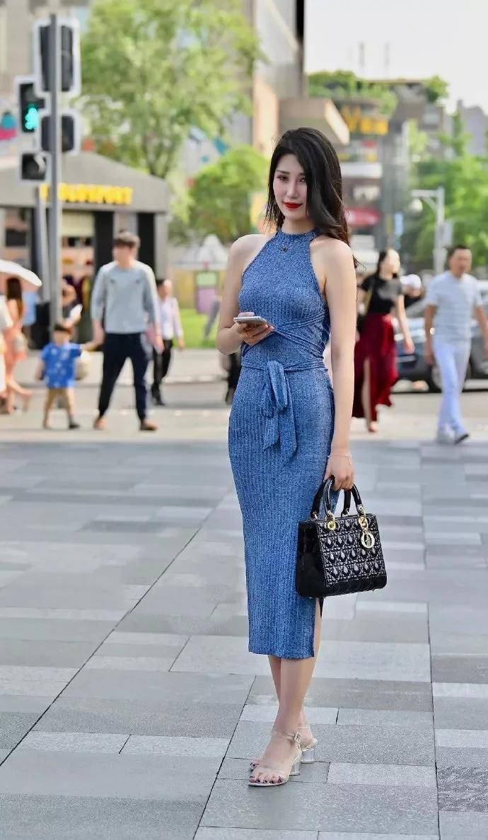 高跟鞋|美丽的女生，搭配高跟鞋出门，显得时尚又有魅力