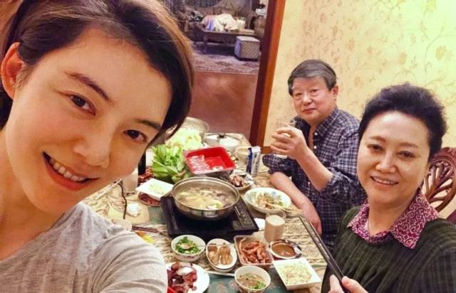 王丽云|车晓母女同框现身，吃饭一人一主食显寒酸，母女俩瞪眼表情太相似