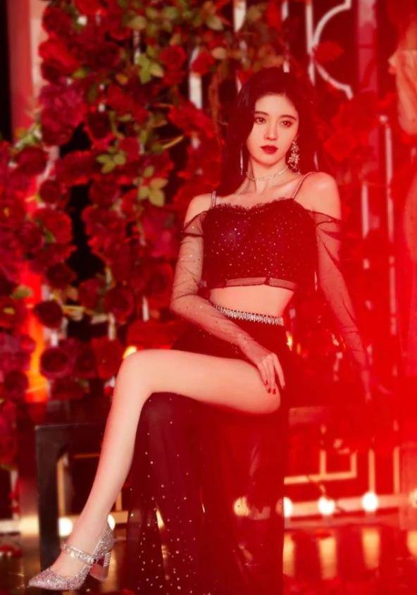 披肩|鞠婧祎为证明腿长，大胆挑战难驾驭的白袜，不料腿成全队最细