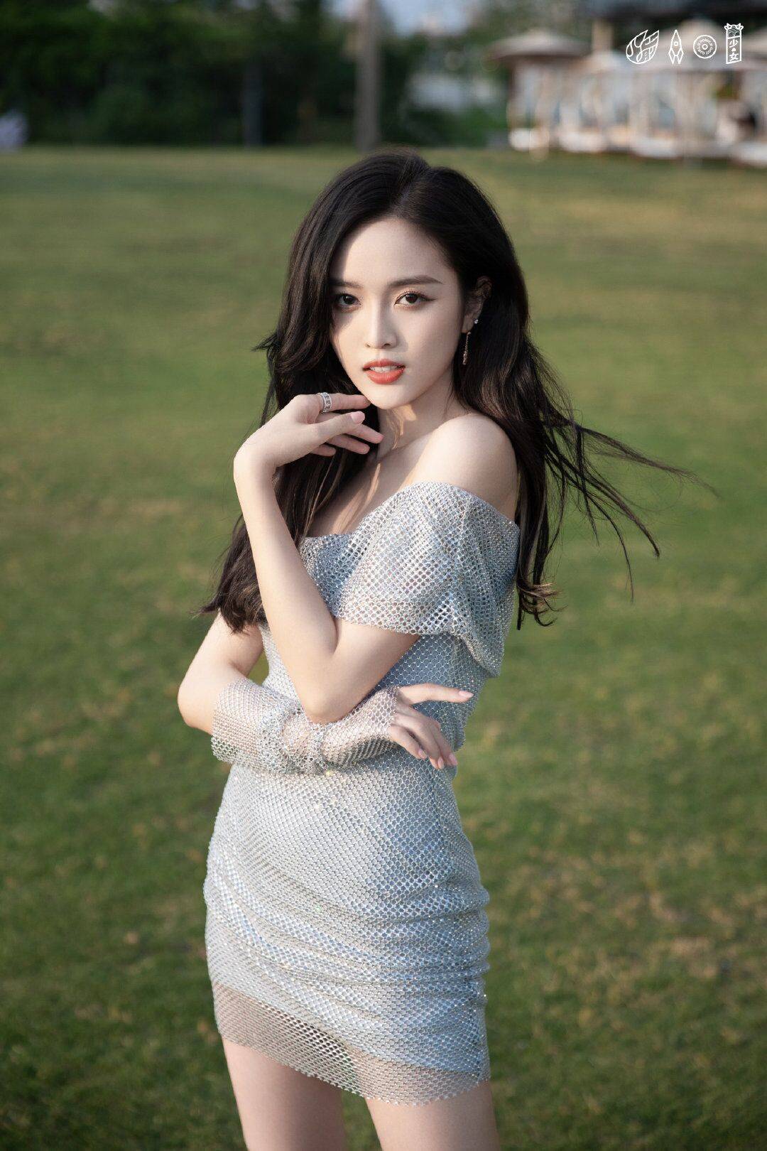 火箭少女|火箭少女吴宣仪私服曝光，抹胸针织裙搭配披肩长发，身姿优雅时尚