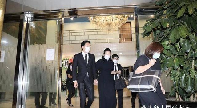 郭晶晶|郭晶晶亲妈随一家五口露面，头发花白很朴素，与婆婆朱玲玲差别大