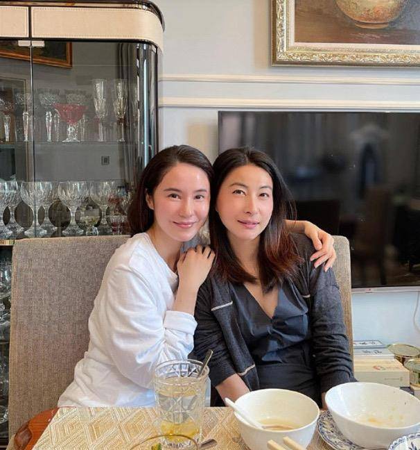 跳水|郭晶晶奥运追星成功！穿评委工作服忙合影摆爱心，跳水女王变迷妹