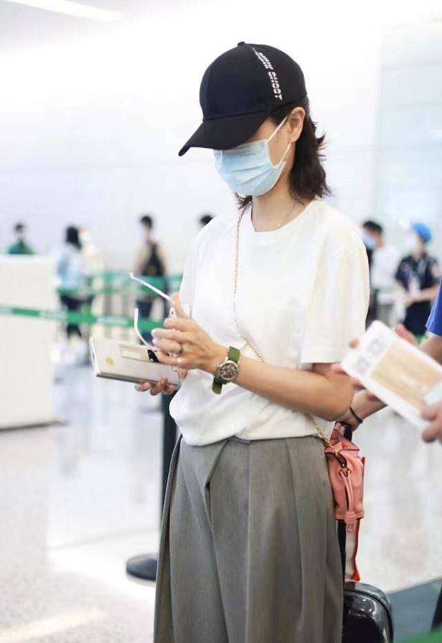 色彩|万茜解锁简约风新时尚，T恤+西服裤利落又大气，凉鞋成最大亮点