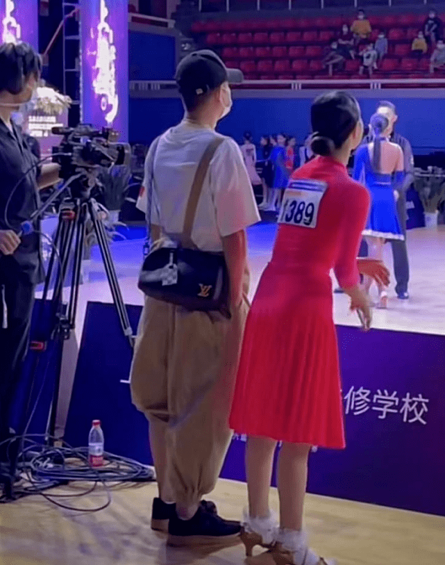 女友|文章女友惊艳亮相！比马伊琍美太多，穿长T恤看爱马比赛长腿吸睛