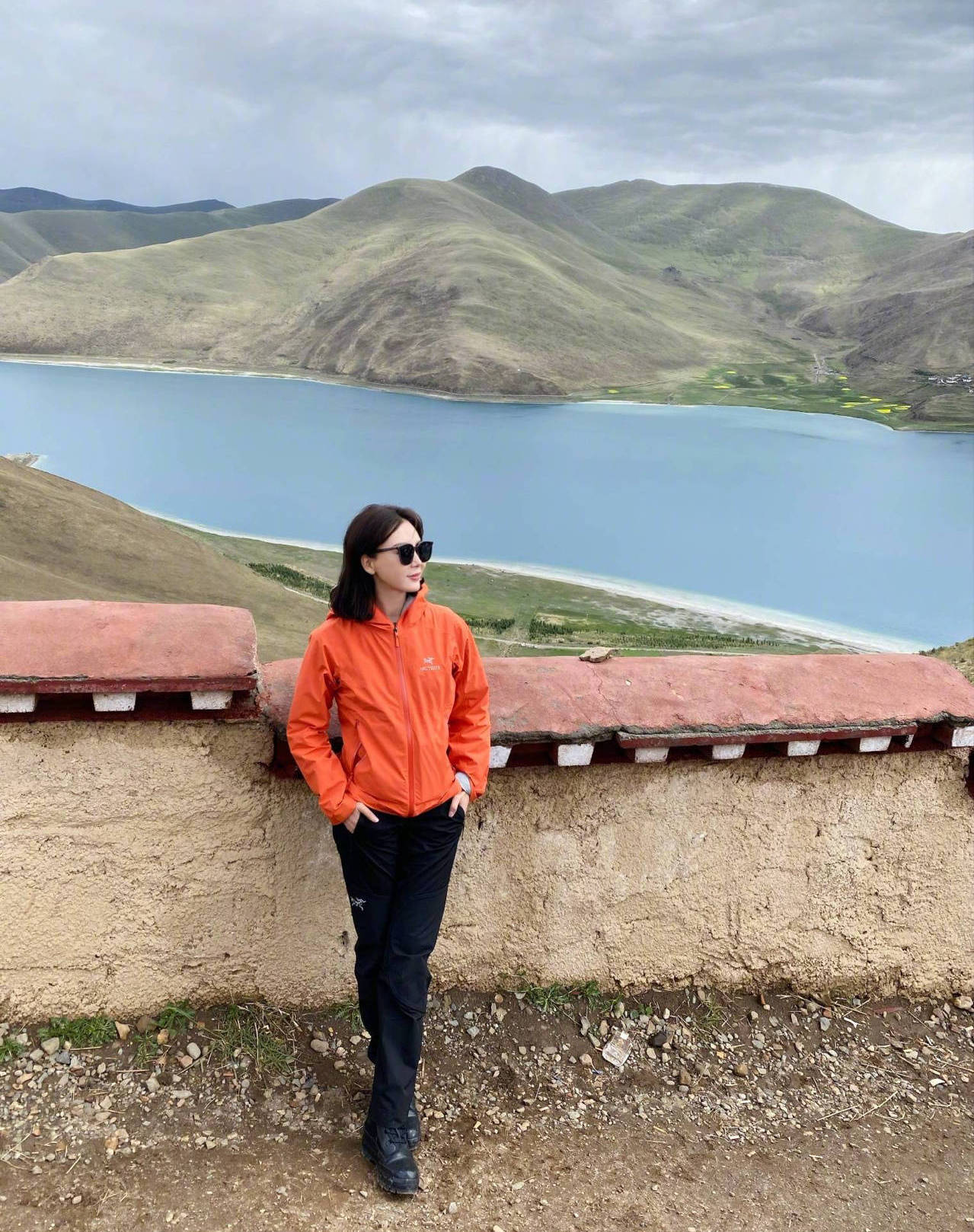 陈数近日的西藏旅行照 身姿挺拔气质超绝