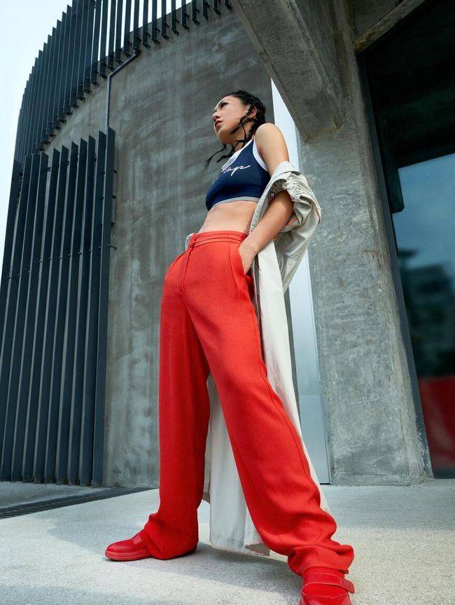 美眉|酷女孩人手一件的时尚单品，穿“运动背心”露腹肌，高级帅气