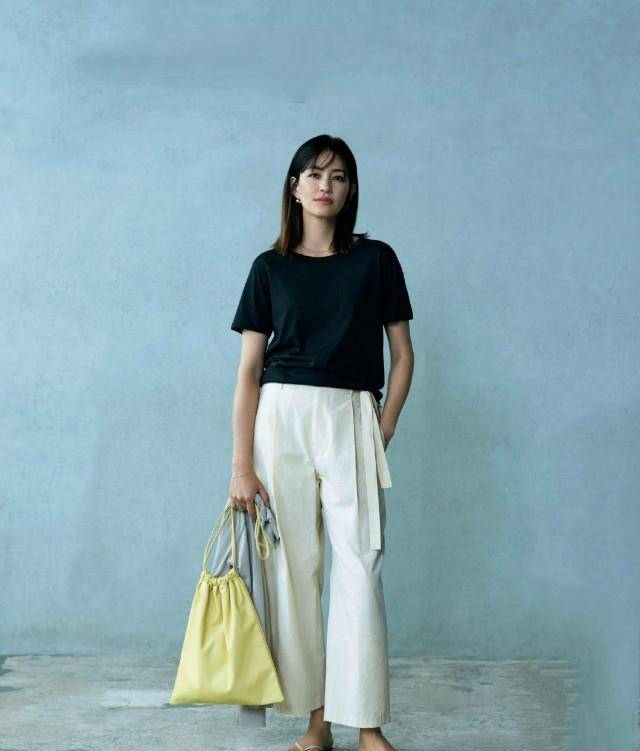 服装|中年女人最爱的黑白配，再加入一点“亮色”，就会高级得令人神往