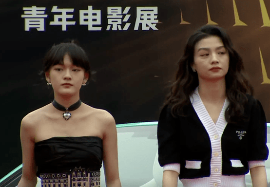 影后|影展红毯争艳：周冬雨裸色裙露背，童谣白衬衫朴素，姚晨深V真空