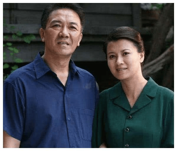 李幼斌|李幼斌与老婆罕见同框，一个沧桑一个精致，差13岁看着也登对