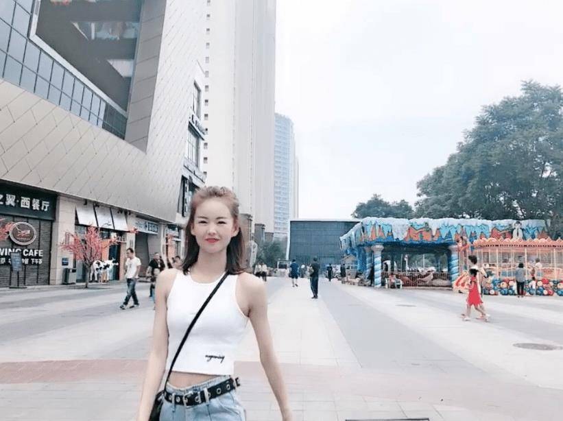 杨家玉|“田径女神”杨家玉私下很会穿,背心配破洞裤,身材比明星还优越