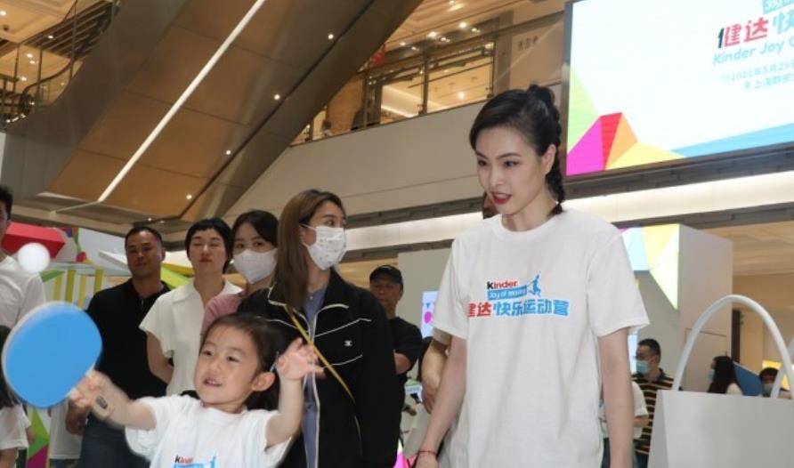 显得|奥运冠军吴敏霞原来这么嫩,简单白T都能穿出小女孩气质,太年轻