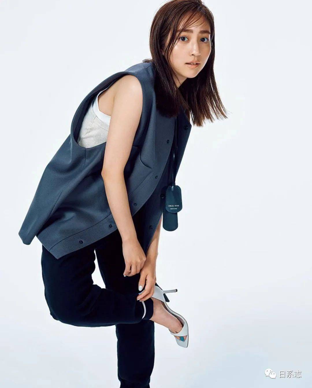 下装|无袖上衣穿出正式感，这里有几个成熟的小建议