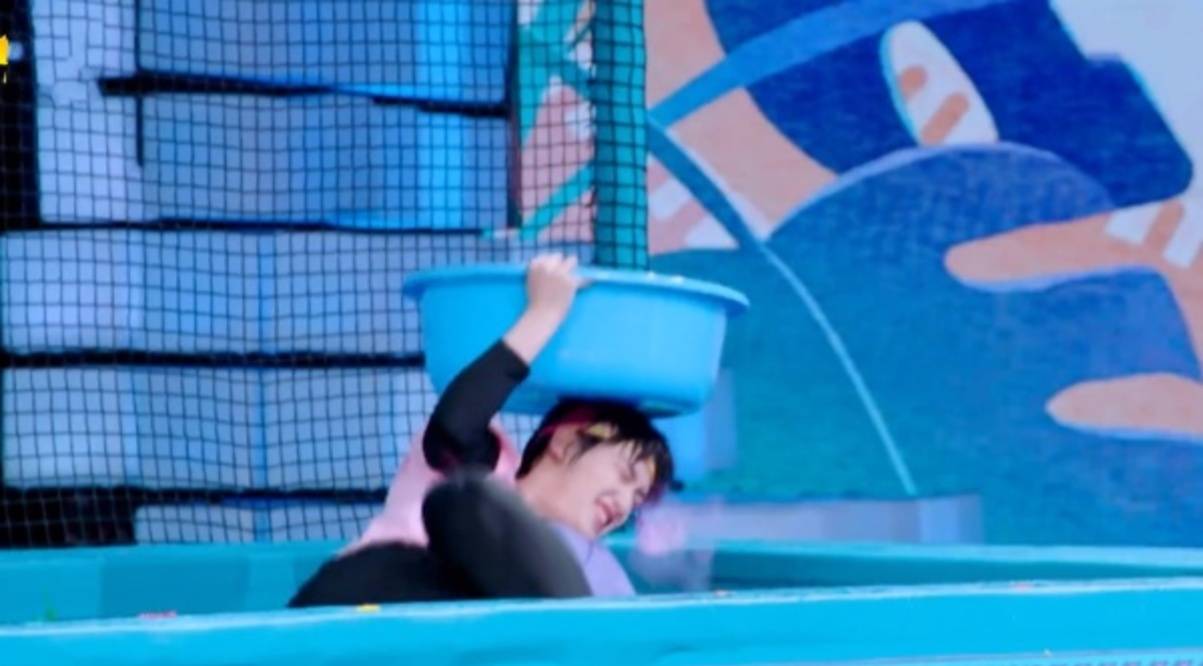 招过|丁程鑫被张雨绮用水球砸到，遇水脱妆被抓拍，男爱豆真颜值藏不住