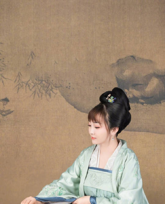 身材|22岁林妙可晒古风写真，撑伞吹笛婉约清丽，无修图旗袍装暴露真实身材